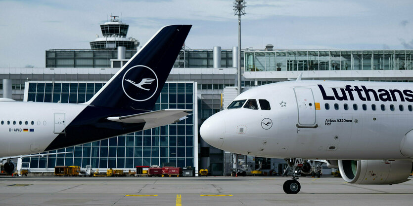 Flugzeuge der Lufthansa stehen am Flughafen München auf dem Rollfeld.