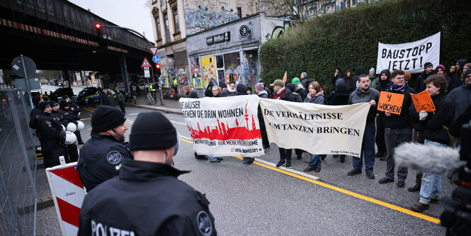 Polizei und Demonstrant*innen an der Hamburger Sternbrücke