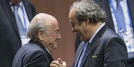 Sepp Blatter und Michel Platini schauchen sich freudestrahlend an.