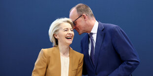 Friedrich Merz flüstert Ursula von der Leyen etwas ins Ohr