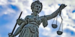 Justitia mit Waage und Schwert