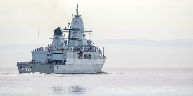 Die Fregatte «Hessen» läuft aus dem Hafen aus.