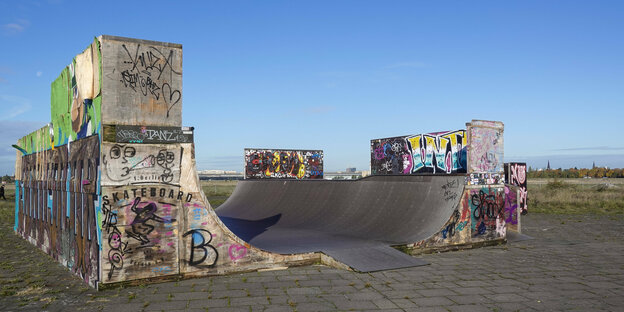 Halfpipe mit Graffiti auf dem Tempelhofer Feld