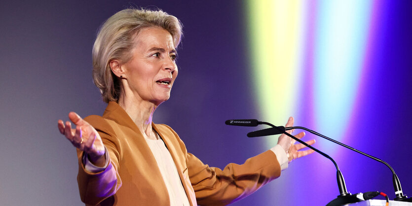 Ursula von der Leyen hält eine Rede.