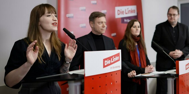 Heidi Reichinnek , Martin Schirdewan, Janine Wissler und Sören Pellmann stehen gemeinsam an Pulten