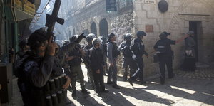 Polizisten sperren die Straßen zur Al-Aksa-Moschee ab