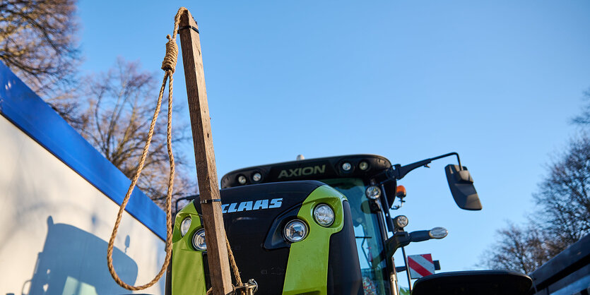 Ein Traktor, davor baumelt eine Schlinge an einem Galgen