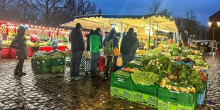 Eine Warteschlange an einem Marktstand