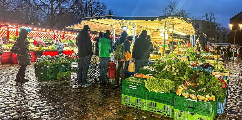 Eine Warteschlange an einem Marktstand