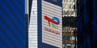 Das Logo des französischen Öl- und Gasunternehmens TotalEnergies ist am Wolkenkratzer der Firmenzentrale in Paris zu sehen