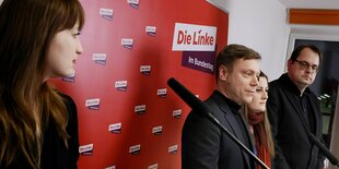 Heidi Reichinnek, Martin Schirdewan, Janine Wissler und Sören Pellmann auf einer Pressekonferenz