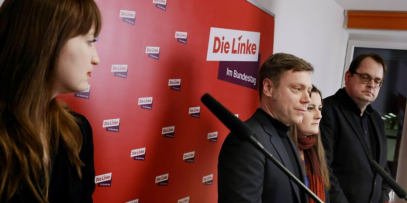 Heidi Reichinnek, Martin Schirdewan, Janine Wissler und Sören Pellmann auf einer Pressekonferenz