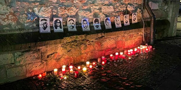 Kerzen stehen unter Bildern der Ermordeten von Hanau: Gökhan Gültekin, Sedat Gürbüz, Said Nesar Hashemi, Mercedes Kierpacz, Hamza Kurtović, Vili-Viorel Păun, Fatih Saraçoğlu, Ferhat Unvar, Kaloyan Velkov