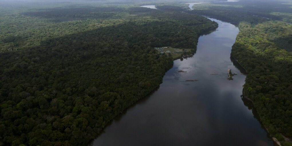 Auf einer Luftaufnahme ist zu sehen, wie der Essequibo-Fluss sich mitten durch den Regenwald schlängelt. Er trennt die gleichnamige Region vom Rest Guyanas