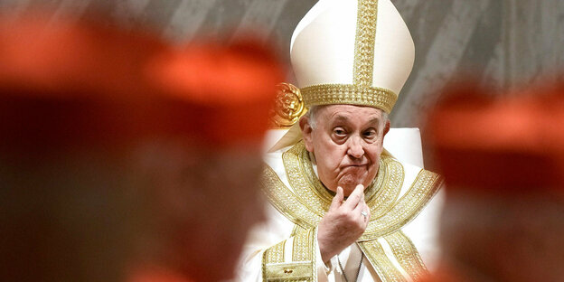 Papst Franzikus trägt eine Mitra und macht einen nachdenklichen Eindruck