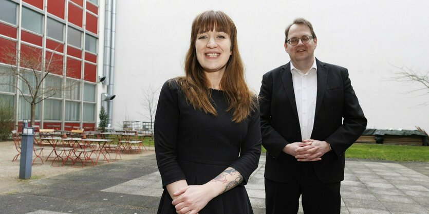 Heidi Reichinnek (Die Linke) und Sören Pellmann (Die Linke) lachen gemeinsam in die Kamera