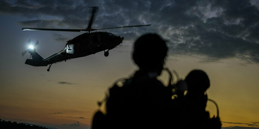 Ein israelischer Militärhubschrauber landet während einer Übung zur Evakuierung von Verwundeten im Norden Israels in der Nähe der Grenze zum Libanon