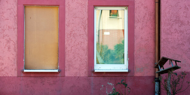 In Freital sind die gesprengten Fenster mit Holzplatten benagelt