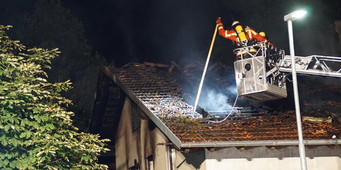 Feuerwehrmensch löscht Brand von oben