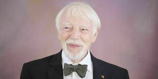 Portrait des damals 84 Jahre alten Historikers Jan Assmann im Anzug und mit Fliege