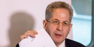 Hans-Georg Maaßen hält während der Pressekonferenz das Gründungsprogramm der «Werteunion» auf dem Ausflugsschiff Godesia in die Kameras.