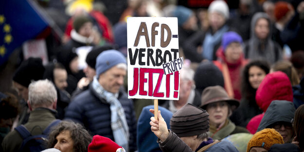 Menschen stehen dicht gedrängt während einer Protestaktion gegen die AfD - jemand hält ein Schild hoch: AfD Verboten JETZT prüfen