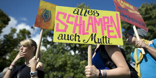 Slutwalk unterwegs mit einem Schild: Alles Schlampen ausser Mutti