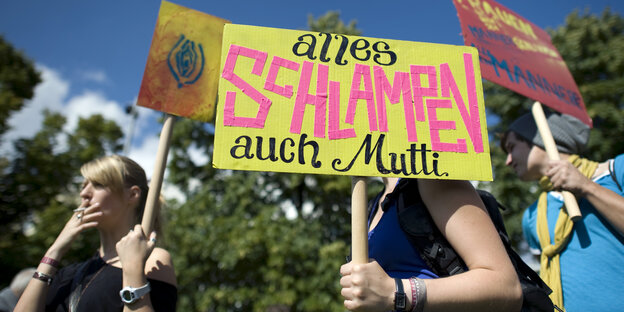 Slutwalk unterwegs mit einem Schild: Alles Schlampen ausser Mutti