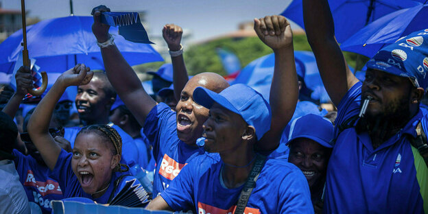 Eine Versammlung von Anhängern der südafrikanischen Oppositionspartei Demokratische Allianz.