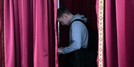Ein Mann gibt während der vorgezogenen Stimmabgabe bei den Parlaments- und Kommunalwahlen in einem Wahllokal in Minsk, Belarus, seine Stimme ab.