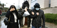 Alexander Smirnov (Mitte) verlässt das Gericht in Las Vegas, sowohl er, als auch seine BegleiterInnen haben ihr Gesicht verhüllt