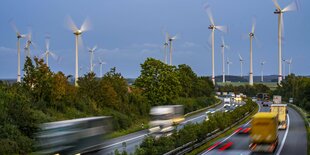 Eine viel befahrene Autobahn nahe Bad Wünnenberg mit vielen Windrädern drumherum