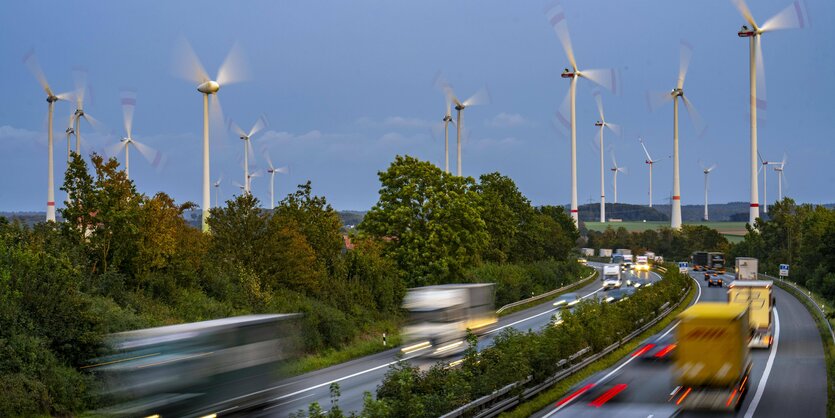 Eine viel befahrene Autobahn nahe Bad Wünnenberg mit vielen Windrädern drumherum