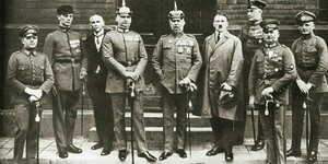 Ein Gruppenbild, Ludendorff, Hitler und andere Angeklagte sind zu sehen