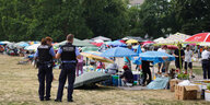 Polizisten gehen über den sogenannten "Thaipark" im Preußenpark im Stadtteil Wilmersdorf