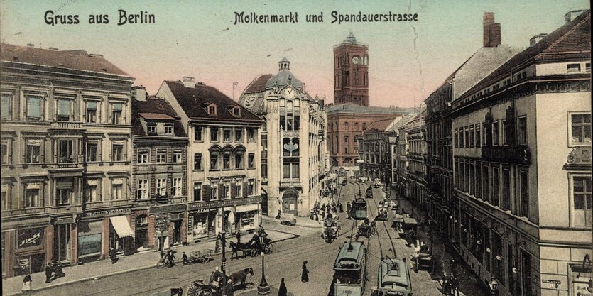 Postkarte mit dem Motiv einer Straßenszene in einer nachkolorierten Schwarz-Weiß-Fotografie, Aufschrift: „Gruss aus Berlin; Molkenmarkt und Spandauerstrasse“