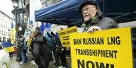 Protest vor dem Außenministerium in Brüssel, ein Mann mit einem großen gelben Plakat fordert: Ban Russian LNG Transshipment now!