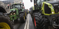 Traktoren dicht an dicht auf Straße