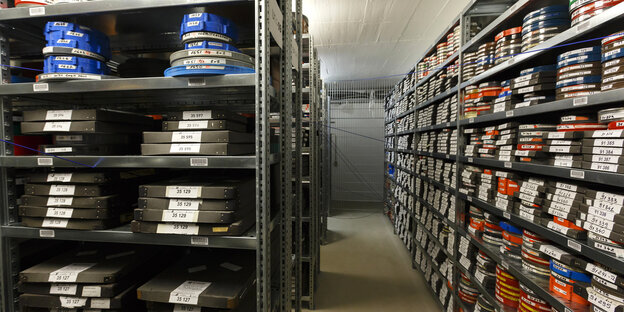 Archivierte Filmrollen liegen in Stahlregalen im Archiv