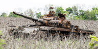 Zerschossener Panzer in einem Feld
