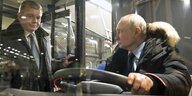 Putin am Steuer eines Bus