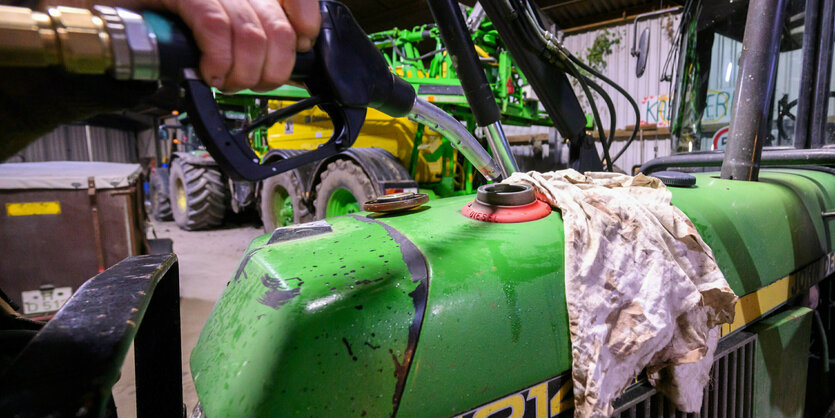 Ein Landwirt betankt seinen Trecker mit Diesel