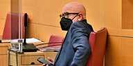Alfred Sauter sitzt mit schwarzer FFP2-Maske im bayerischen Parlament.