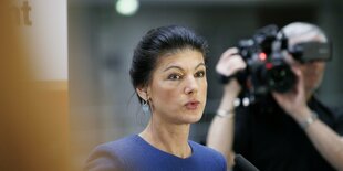 Sahra Wagenknecht gibt ein Pressestatement, ein Kameramann filmt sie von der Seite