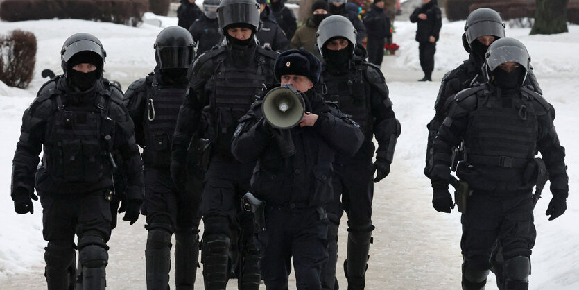 Menschen versammeln sich in St.Petersburg um Navalny zu gedenken