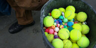 Ein Eimer gefüllt mit Tennisbällen