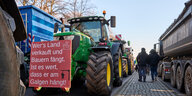 Puppe an die Galgen mit Plakat "Deutsche Bauer unter die Ampel" Hunderten Bauer mit Traktoren