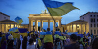 Ukraine Flaggen vor dem Brandenburger Tor
