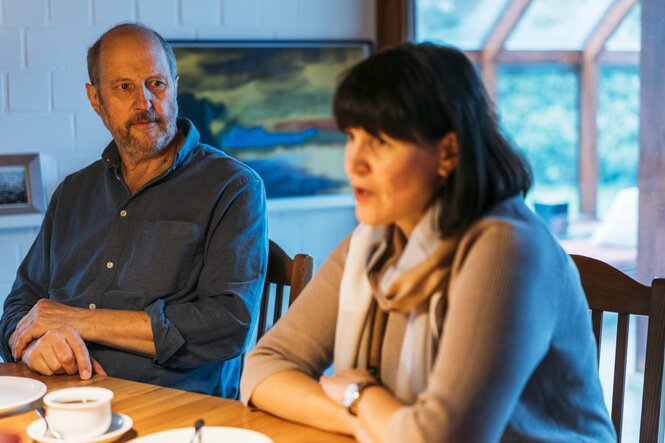 Viktoriia Glukhovska mit Alfred Poppinga (links) an einem Tisch sitzend