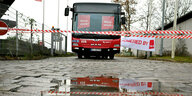 Ein Bus der Kieler Verkehrs-Gesellschaft (KVG), in dem Verdi-Plakate hängen, blockiert die Einfahrt zum Busdepot.